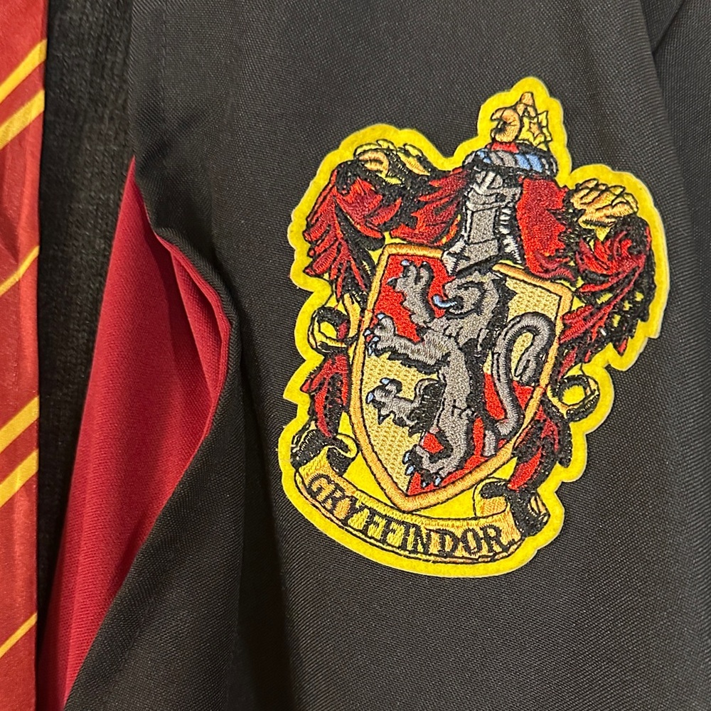 Premium Harry Potter 4-piece Gryffindor Robe Set size 6-8 - Picture 3 of 6